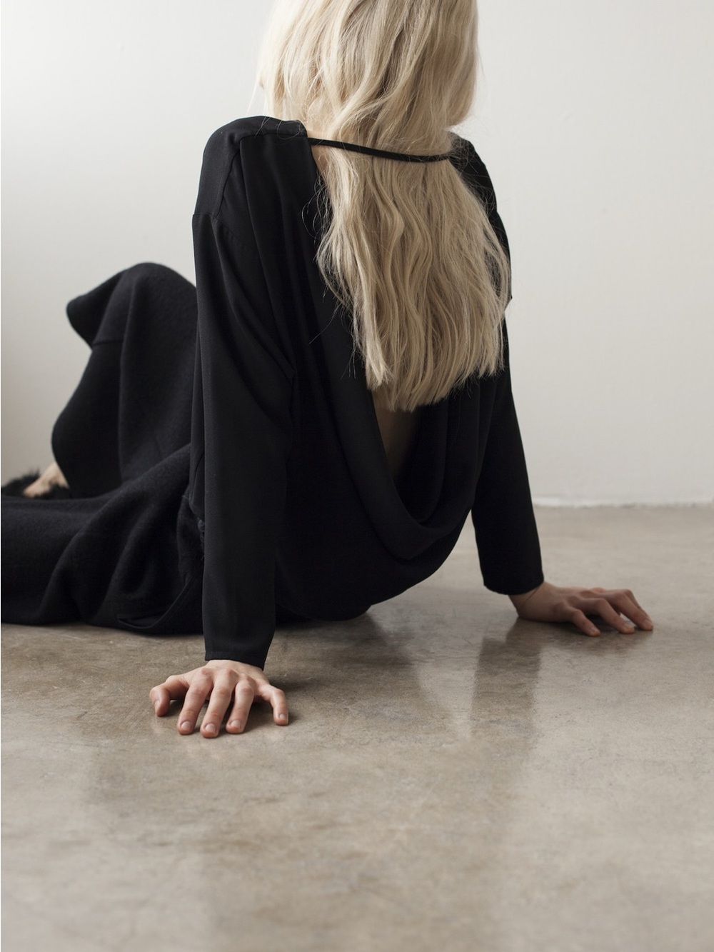 SHAINA MOTE Open-Back Black Long Sleeve Crepe Top S/ 4